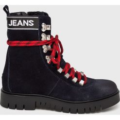 Tommy Jeans - Botki. Niebieskie botki Tommy Jeans, bez wzorów, z gumy, bez obcasa, bez zapięcia. W wyprzedaży za 529.90 zł.