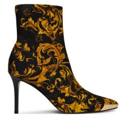 Botki Versace Jeans Couture. Czarne botki Versace Jeans Couture, bez wzorów, z jeansu, bez obcasa, na szpilce, bez zapięcia. Za 1,109.00 zł.