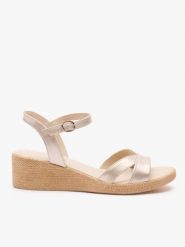 Platynowe sandały na koturnie. Brązowe sandały Ryłko, bez wzorów, ze skóry, eleganckie, z okrągłym noskiem, bez obcasa, na koturnie, bez zapięcia. Za 399.99 zł.