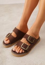 Brązowe Klapki VICES Ozdobione Dużymi Klamrami Jenniviane. Brązowe klapki Renee, bez wzorów, z jeansu, bez obcasa, na płaskiej podeszwie. Za 99.99 zł.