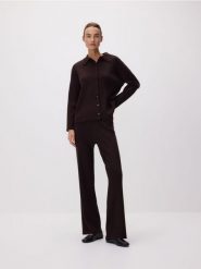 Prążkowany kardigan z kołnierzykiem - brązowy. Brązowe kardigany Reserved, l, bez wzorów, z dzianiny. Za 129.99 zł.