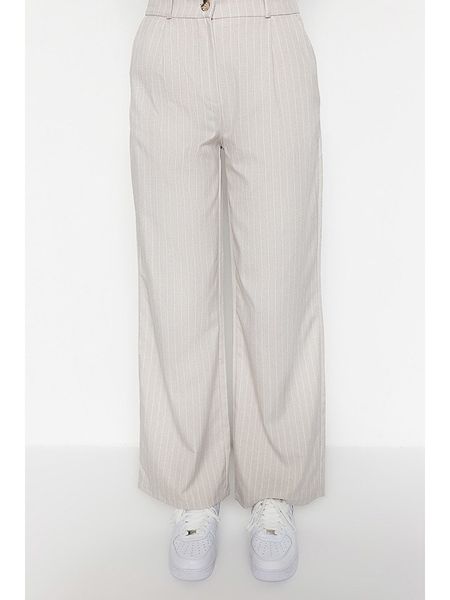 Trendyol Spodnie w kolorze jasnoszarym rozmiar: 42. Szare spodnie materiałowe Trendyol, bez wzorów, z materiału, z podwyższonym stanem. Za 61.02 zł.