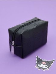 Kosmetyczka Kuromi - czarny. Czarne kufry i kosmetyczki Sinsay, bez wzorów, z tłoczeniem, bez dodatków. Za 15.99 zł.
