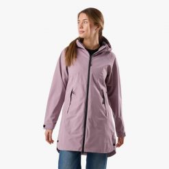 Kurtka przeciwdeszczowa kobieca Swedemount Orust Rain Coat wodoodporna. Fioletowe kurtki sportowe SWEDEMOUNT, bez wzorów, bez kaptura. Za 329.99 zł.