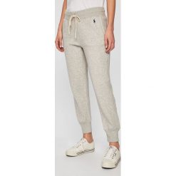 Polo Ralph Lauren - Spodnie. Szare spodnie materiałowe Polo Ralph Lauren, na co dzień, l, bez wzorów, z bawełny. W wyprzedaży za 339.90 zł.