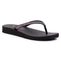 Japonki Skechers. Czarne klapki Skechers, bez wzorów, bez obcasa. Za 149.99 zł.