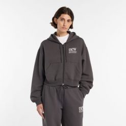 Bluza damska New Balance WJ6109B2ABR – szara. Szare bluzy New Balance, s, bez wzorów, z bawełny, z kapturem. Za 299.99 zł.