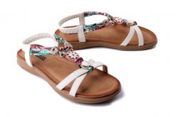 ARTIKER RELAKS 56C1325 biały, sandały damskie. Białe sandały Artiker Relaks, bez wzorów, bez obcasa, na płaskiej podeszwie, bez zapięcia. Za 119.90 zł.