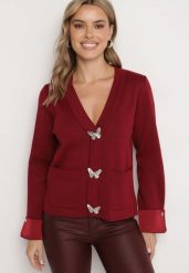 Bordowy Wiskozowy Kardigan z Kieszeniami Wywiniętymi Rękawami i Guzikami w Kształcie Motyli Wiledi. Czerwone kardigany Born2be, bez wzorów, z jeansu. Za 159.99 zł.