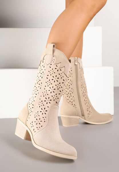 Ciemnobeżowe Botki Kowbojki na Słupku z Ażurową Cholewką Ravsemi. Brązowe botki Renee, z aplikacjami, z jeansu, bez obcasa, na obcasie, bez zapięcia. Za 149.99 zł.