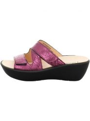 Think! Skórzane klapki w kolorze różowym na koturnie rozmiar: 40. Różowe klapki Think!, bez wzorów, z otwartym noskiem, bez obcasa, na koturnie. Za 221.88 zł.