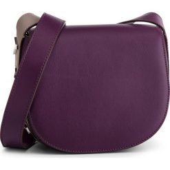 Torebka DKNY - Bedford Saddle Cbody R83EH776 Brinjal 1SZ. Fioletowe listonoszki DKNY, bez wzorów, ze skóry, bez dodatków. W wyprzedaży za 549.00 zł.