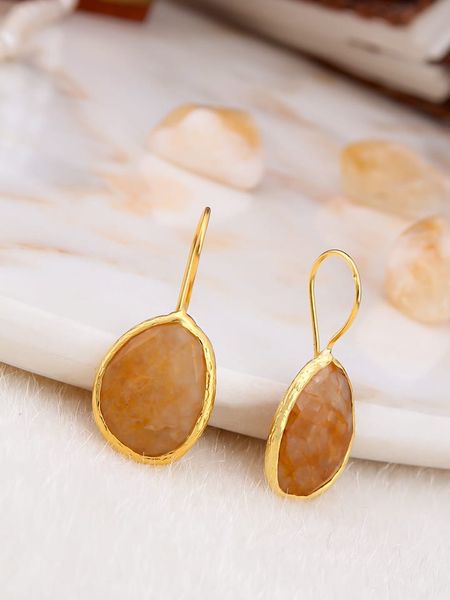 Pierres delicates Pozłacane kolczyki z kamieniem słonecznym rozmiar: onesize. Brązowe kolczyki Pierres delicates, pozłacane, z zapięciem typu bigiel. Za 56.79 zł.