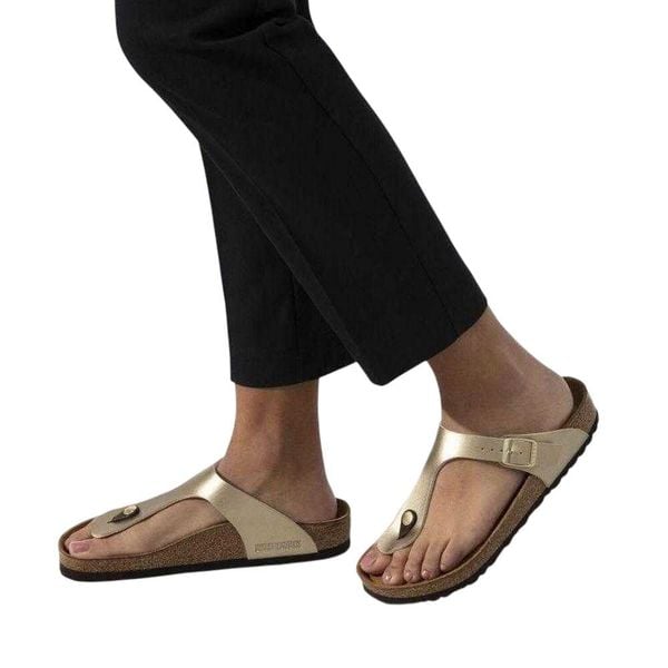 Klapki Damskie Gizeh Buckle. Czarne klapki Birkenstock, bez wzorów, z materiału, bez obcasa, na słupku. Za 439.00 zł.