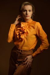 Złota koszula z żabotem. Żółte koszule Hultaj Polski, l, bez wzorów, z jeansu, biznesowe, bez kołnierzyka, bez ramiączek. Za 339.00 zł.