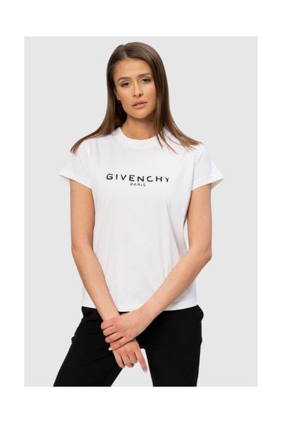 GIVENCHY Biały t-shirt damski z czarnym logo vintage, Rozmiar L. Białe t-shirty Givenchy, l, bez wzorów, prążkowane, bez kołnierzyka, bez ramiączek. W wyprzedaży za 765.99 zł.