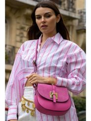 Victor & Hugo Paris Skórzana torebka w kolorze różowym - 22 x 18 x 6 cm rozmiar: onesize. Różowe torby na ramię Victor & Hugo Paris, bez wzorów, z materiału, na ramię, bez dodatków. Za 260.99 zł.