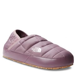 Kapcie The North Face. Fioletowe obuwie domowe The North Face, bez wzorów, bez zapięcia. Za 299.99 zł.