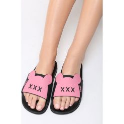Różowe Klapki Minnie's Shoes. Czerwone klapki Born2be, bez wzorów, bez obcasa, na płaskiej podeszwie. Za 39.99 zł.