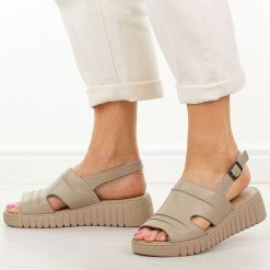 Beżowe sandały damskie Potocki 12822. Brązowe sandały POTOCKI, bez wzorów, ze skóry, eleganckie, bez obcasa, na platformie, bez zapięcia. Za 199.00 zł.