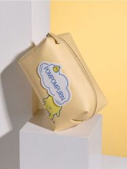 Kosmetyczka z imitacji skóry PomPomPurin - żółty. Żółte kufry i kosmetyczki Sinsay, bez wzorów, ze skóry, bez dodatków. Za 12.99 zł.