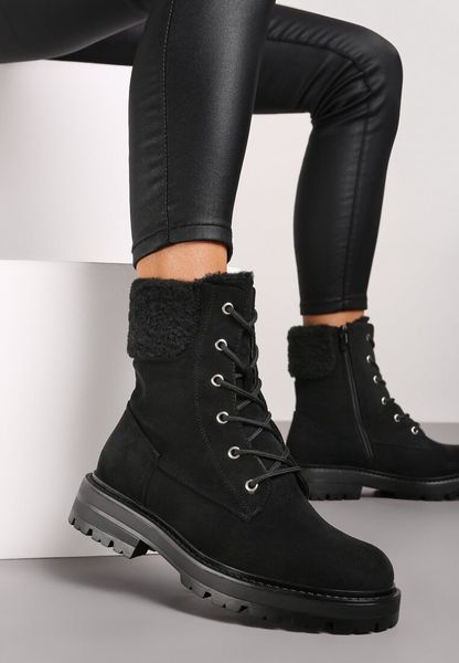 Czarne Botki Workery na Płaskiej Podeszwie Zdobione Futerkiem Typu Baranek Nevasilla. Czarne botki Born2be, z aplikacjami, z jeansu, bez obcasa, na płaskiej podeszwie, bez zapięcia. Za 89.99 zł.