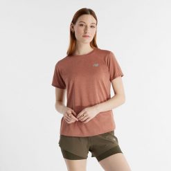 Koszulka damska New Balance WT41253SWA – brązowa. Brązowe bluzki New Balance, l, bez wzorów, z materiału, sportowe, bez kołnierzyka, bez ramiączek. Za 99.99 zł.