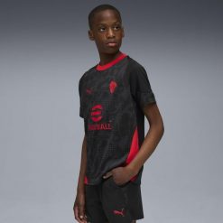 Młodzieżowa koszulka treningowa AC Milan PUMA Black For All Time Red. Czarna bluzki Puma, l, bez wzorów, młodzieżowe, bez kołnierzyka, bez ramiączek. Za 199.00 zł.