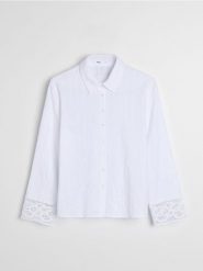 Bawełniana teksturowana koszula z koronkowym mankietem - biały. Białe koszule Sinsay, l, bez wzorów, z bawełny, bez kołnierzyka, bez ramiączek. Za 49.99 zł.