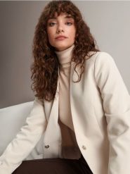 Marynarka z paskiem - kremowy. Białe marynarki i żakiety Sinsay, l, bez wzorów, eleganckie. Za 89.99 zł.