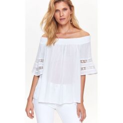 BLUZKA DAMSKA Z KORONKĄ. Białe bluzki TOP SECRET, bez wzorów, z koronki, eleganckie, bez kołnierzyka, bez ramiączek. W wyprzedaży za 44.99 zł.