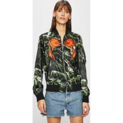 Guess Jeans - Kurtka bomber. Zielone kurtki Guess Jeans, l, z aplikacjami, z elastanu, bez kaptura. W wyprzedaży za 399.90 zł.