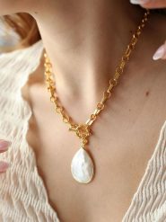 Pierres de Jade Pozłacany naszyjnik z zawieszką - dł. 47 cm rozmiar: onesize. Białe naszyjniki Pierres de Jade, z perłą, pozłacane. Za 56.99 zł.