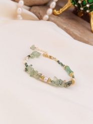 Pierres de Jade Pozłacana bransoletka z perłami i prehnitem rozmiar: onesize. Zielone bransoletki Pierres de Jade, z perłą, pozłacane. Za 46.95 zł.