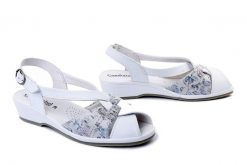 COMFORTABEL 710144-91 smog, sandały damskie. Białe sandały Comfortabel, bez wzorów, bez obcasa, na koturnie, bez zapięcia. Za 206.18 zł.