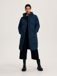 Ocieplany płaszcz - granatowy. Niebieskie płaszcze Reserved, l, bez wzorów, z tkaniny, bez kaptura. W wyprzedaży za 99.99 zł.