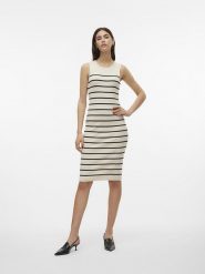 Vero Moda Sukienka dzianinowa w kolorze beżowym rozmiar: XL. Brązowe sukienki Vero Moda, na imprezę, xl, bez wzorów, z dzianiny, bez kołnierzyka, bez ramiączek, midi. Za 88.02 zł.