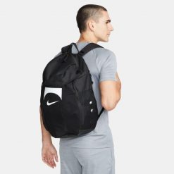 Plecak sportowo-turystyczny Nike Academy Team Storm-FIT Backpack pojemność 30 L. Czarne plecaki Nike, bez wzorów. Za 149.99 zł.