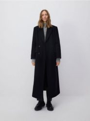 Wełniany płaszcz - czarny. Czarne płaszcze Reserved, l, bez wzorów, z wełny, bez kaptura. W wyprzedaży za 359.99 zł.