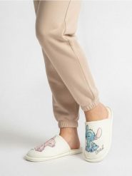 Kapcie z nadrukiem Stitch - kremowy. Białe obuwie domowe Sinsay, bez wzorów, bez zapięcia. Za 25.99 zł.