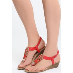Czerwone Sandały Something Familiar. Czerwone sandały Born2be, z aplikacjami, bez obcasa, na koturnie, bez zapięcia. Za 29.99 zł.