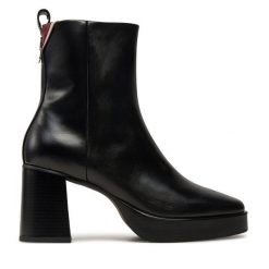 Botki Tommy Hilfiger. Czarne botki TOMMY HILFIGER, bez wzorów, bez obcasa, na słupku, bez zapięcia. Za 999.99 zł.