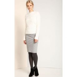SPÓDNICA REGULARNA DAMSKA. Szare spódnice TOP SECRET, na jesień, bez wzorów, z tkaniny, eleganckie, ołówkowe. W wyprzedaży za 49.99 zł.