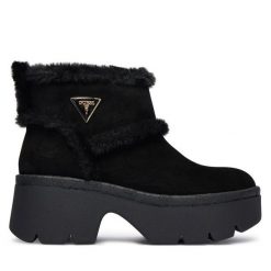 Botki Guess. Czarne botki Guess, z aplikacjami, bez obcasa, na słupku, bez zapięcia. Za 519.99 zł.