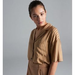 Koszula oversize w piżamowym stylu - Beżowy. Koszule Cropp. W wyprzedaży za 29.99 zł.