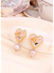 L'Atelier de Gaia Pozłacane kolczyki-wkrętki z perłami rozmiar: onesize. Różowe kolczyki L'Atelier de Gaia, z perłą, pozłacane. Za 69.99 zł.