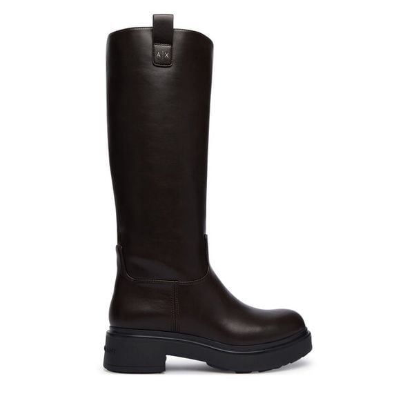 Kozaki Armani Exchange. Brązowe kozaki Armani Exchange, bez obcasa, na płaskiej podeszwie, bez zapięcia. Za 1,169.00 zł.