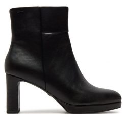 Botki Tamaris. Czarne botki Tamaris, bez wzorów, bez obcasa, na słupku, bez zapięcia. Za 249.99 zł.