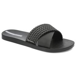 Czarne Klapki Ipanema Modne Wsuwane Obuwie Damskie. Czarne klapki Ipanema, bez wzorów, bez obcasa, na płaskiej podeszwie. Za 99.99 zł.