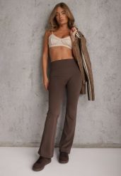 Brązowe Legginsy Flare High Waist Ozdobione z Tyłu Modelującym Marszczeniem Deinoreia. Brązowe legginsy Renee, m, bez wzorów, z jeansu, z podwyższonym stanem. Za 69.99 zł.
